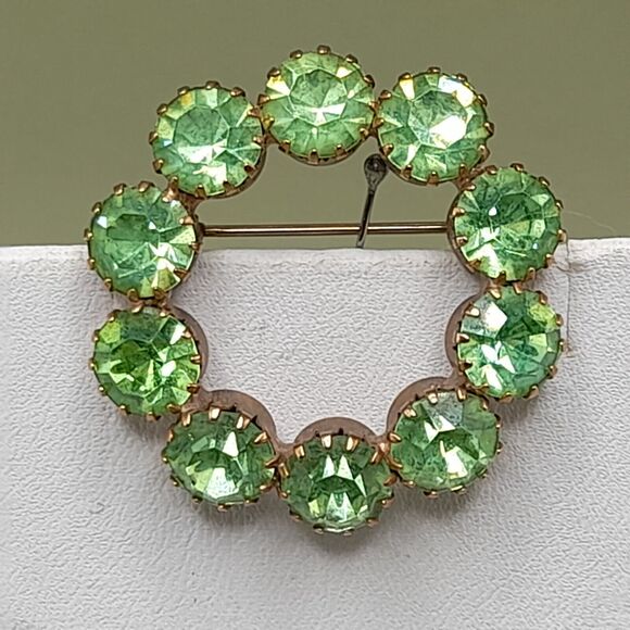 Vintage Peridot Green Circle Brooch Prong Set Rhinestones, Uranium Glass, 1 1/2" - Picture 8 of 10